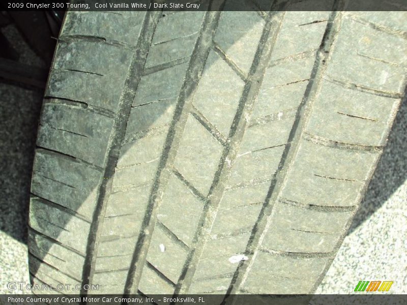 Cool Vanilla White / Dark Slate Gray 2009 Chrysler 300 Touring