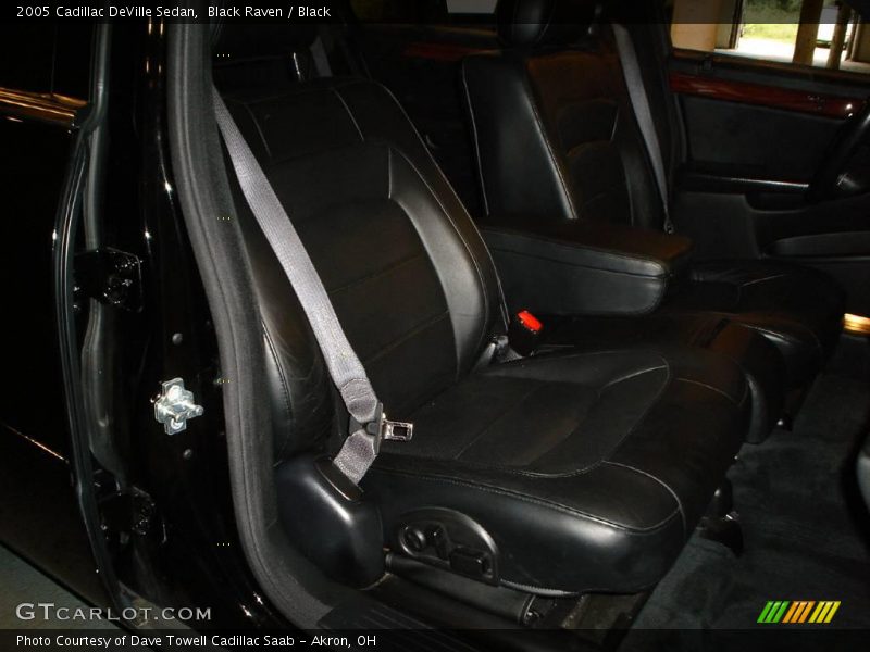 Black Raven / Black 2005 Cadillac DeVille Sedan