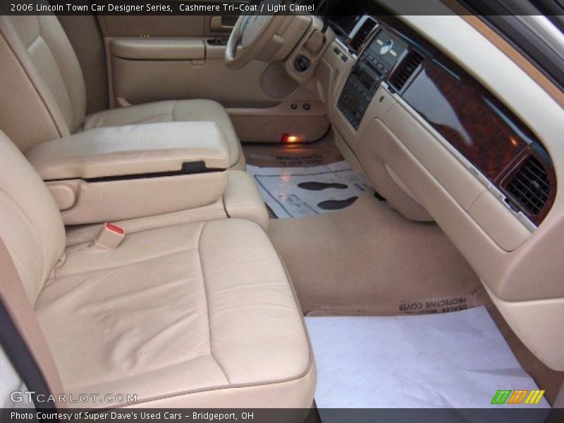 Cashmere Tri-Coat / Light Camel 2006 Lincoln Town Car Designer Series
