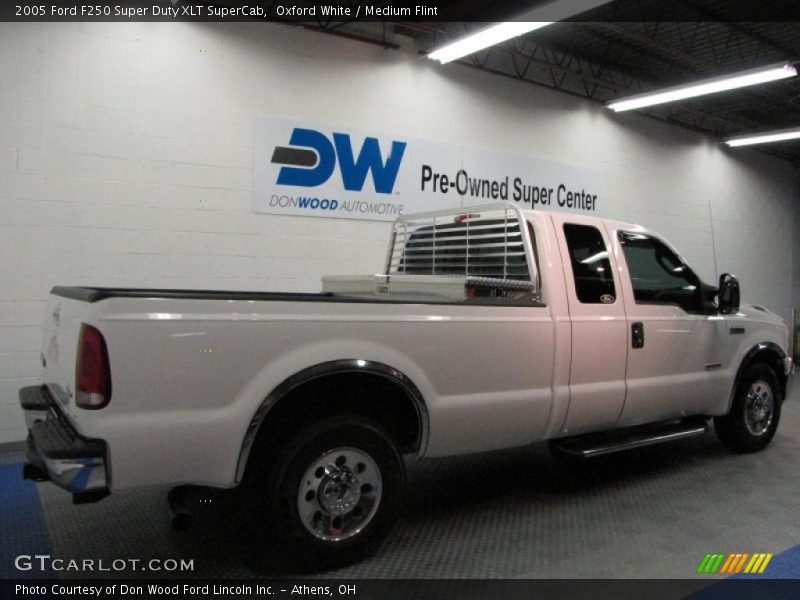 Oxford White / Medium Flint 2005 Ford F250 Super Duty XLT SuperCab