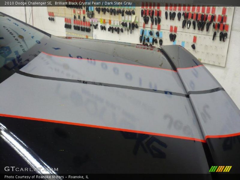 Brilliant Black Crystal Pearl / Dark Slate Gray 2010 Dodge Challenger SE