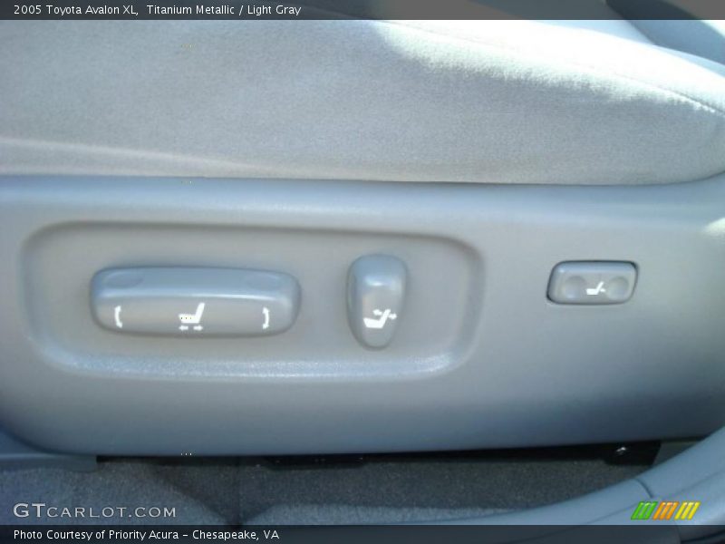 Titanium Metallic / Light Gray 2005 Toyota Avalon XL