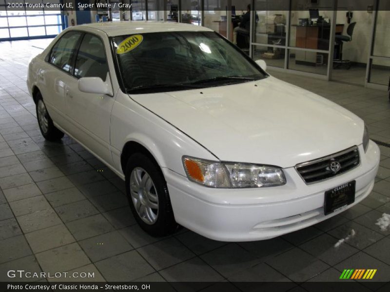 Super White / Gray 2000 Toyota Camry LE