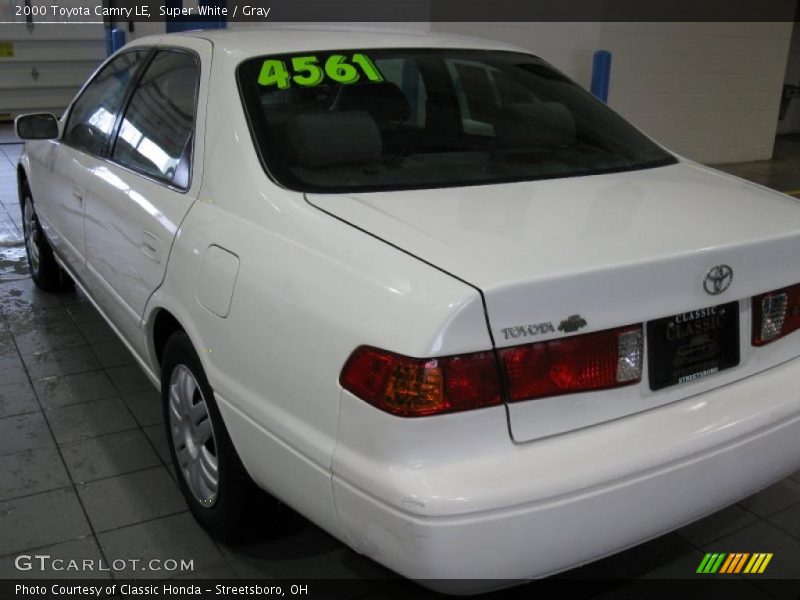 Super White / Gray 2000 Toyota Camry LE