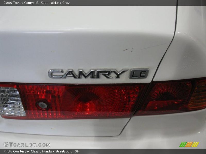 Super White / Gray 2000 Toyota Camry LE