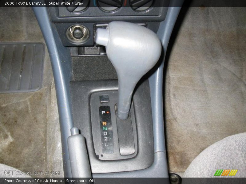 Super White / Gray 2000 Toyota Camry LE