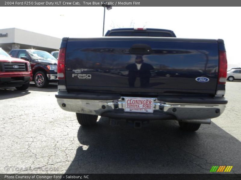 True Blue Metallic / Medium Flint 2004 Ford F250 Super Duty XLT Crew Cab
