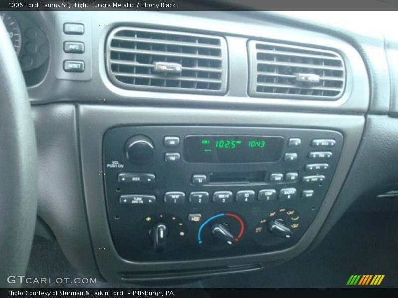 Light Tundra Metallic / Ebony Black 2006 Ford Taurus SE