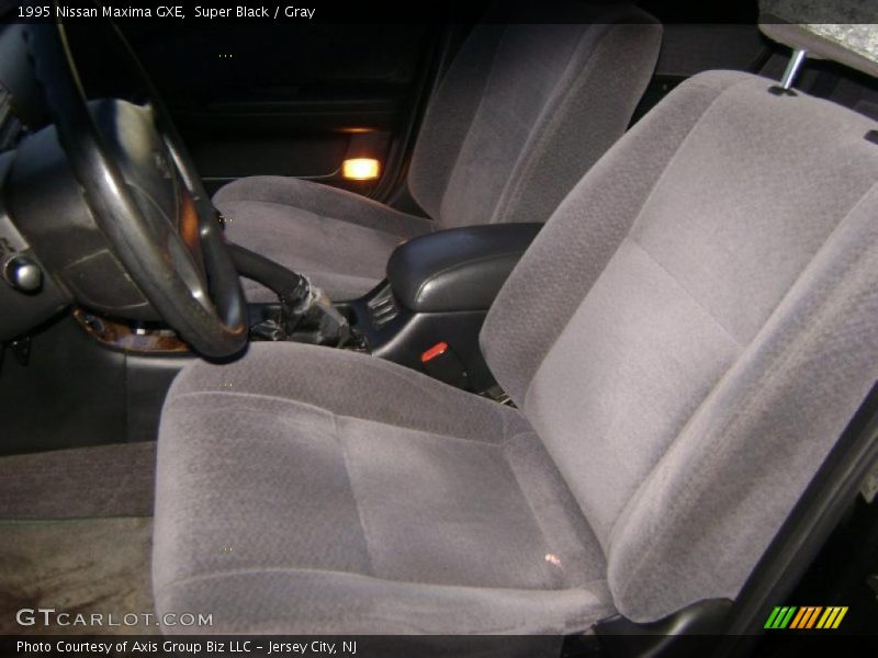 Super Black / Gray 1995 Nissan Maxima GXE
