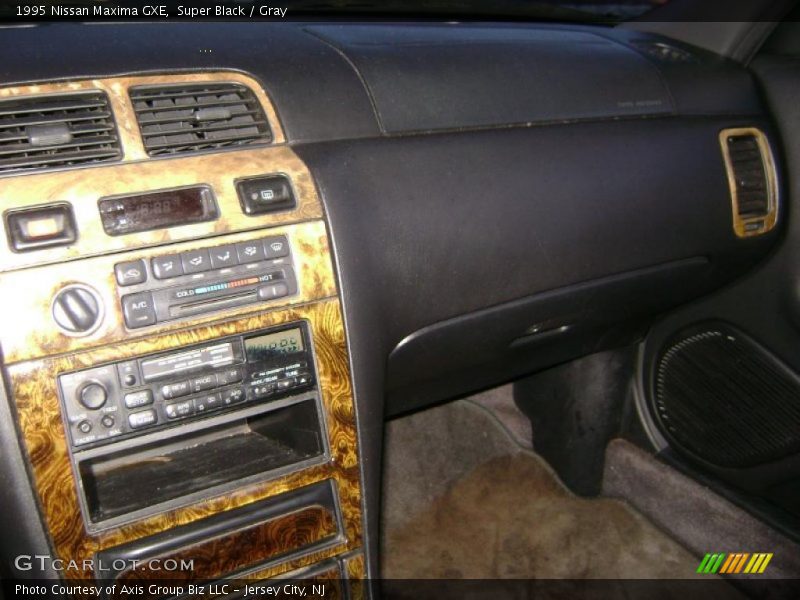 Super Black / Gray 1995 Nissan Maxima GXE
