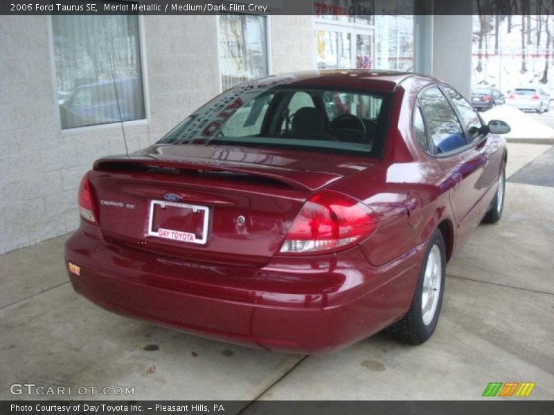 Merlot Metallic / Medium/Dark Flint Grey 2006 Ford Taurus SE