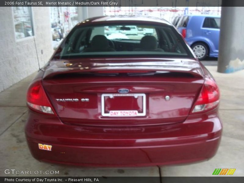 Merlot Metallic / Medium/Dark Flint Grey 2006 Ford Taurus SE