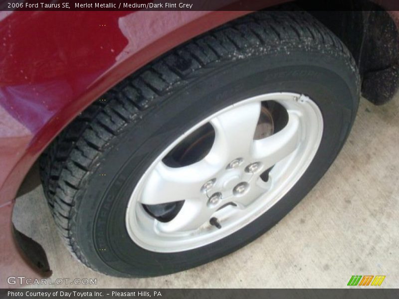 Merlot Metallic / Medium/Dark Flint Grey 2006 Ford Taurus SE