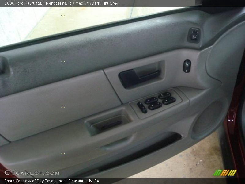 Merlot Metallic / Medium/Dark Flint Grey 2006 Ford Taurus SE