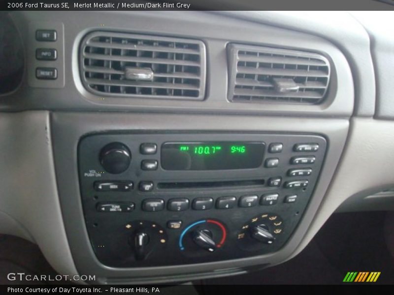 Merlot Metallic / Medium/Dark Flint Grey 2006 Ford Taurus SE