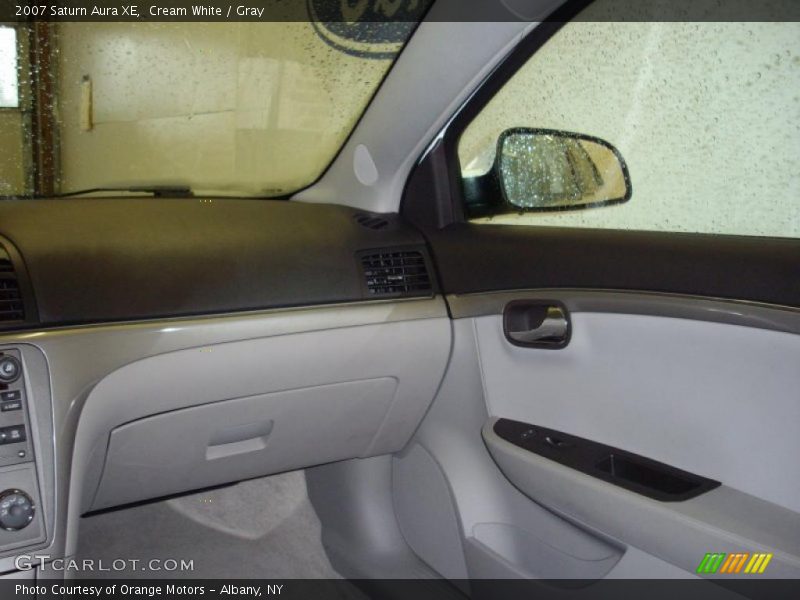 Cream White / Gray 2007 Saturn Aura XE