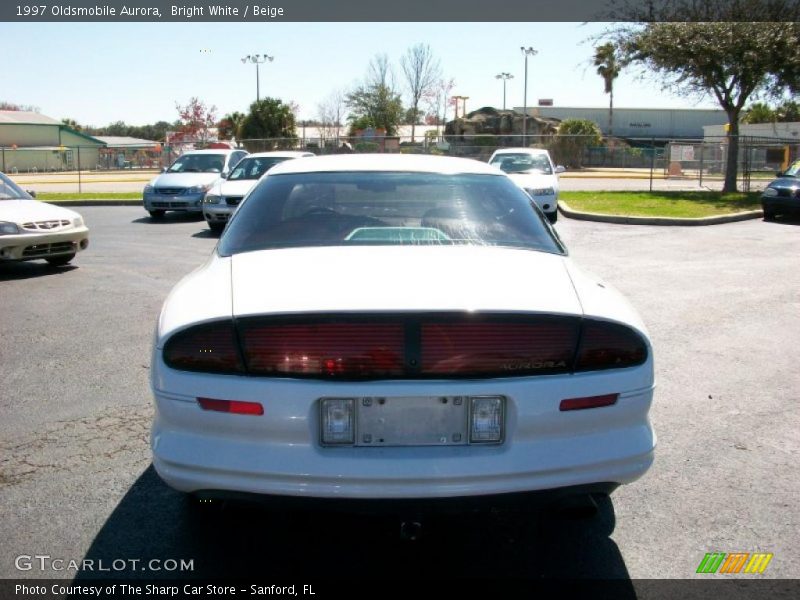 Bright White / Beige 1997 Oldsmobile Aurora
