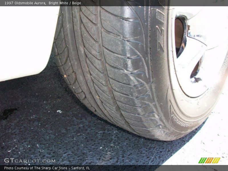 Bright White / Beige 1997 Oldsmobile Aurora