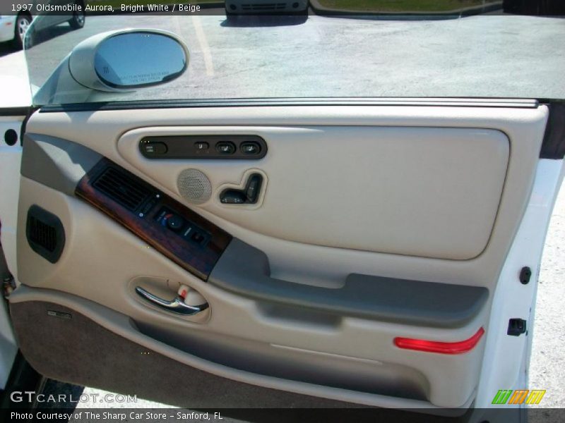 Bright White / Beige 1997 Oldsmobile Aurora