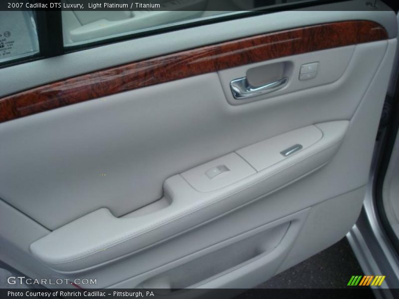 Light Platinum / Titanium 2007 Cadillac DTS Luxury