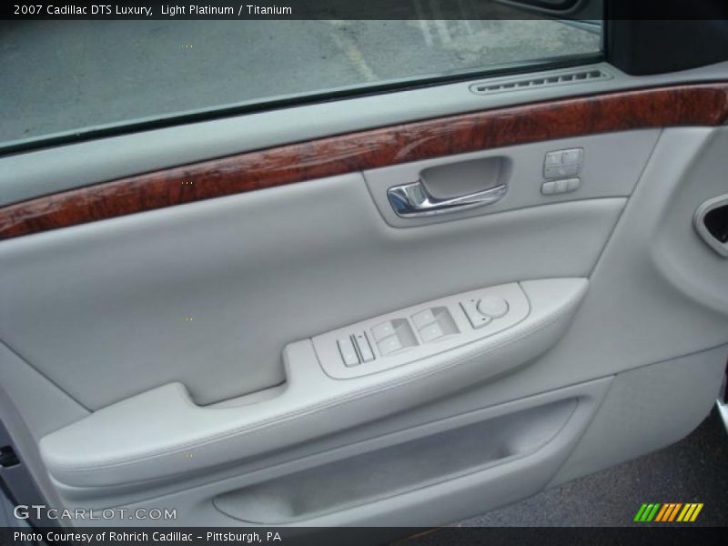 Light Platinum / Titanium 2007 Cadillac DTS Luxury