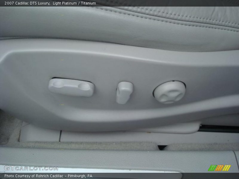 Light Platinum / Titanium 2007 Cadillac DTS Luxury