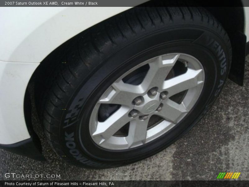 Cream White / Black 2007 Saturn Outlook XE AWD