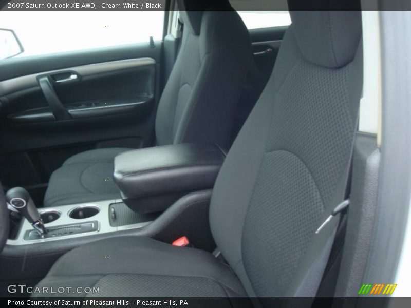 Cream White / Black 2007 Saturn Outlook XE AWD