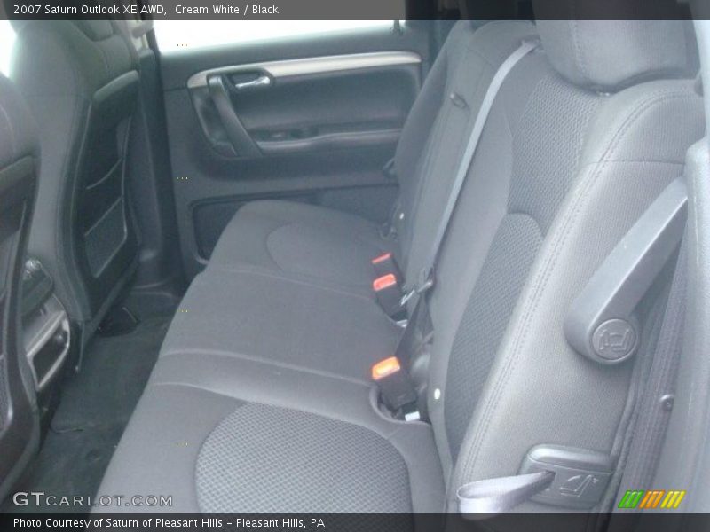 Cream White / Black 2007 Saturn Outlook XE AWD