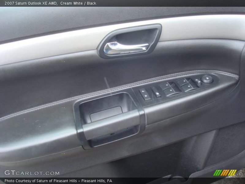 Cream White / Black 2007 Saturn Outlook XE AWD