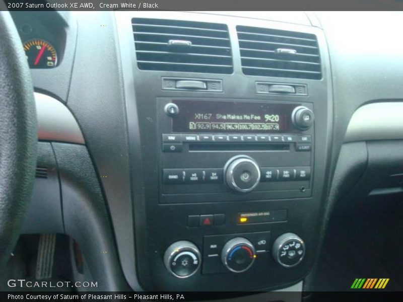 Cream White / Black 2007 Saturn Outlook XE AWD