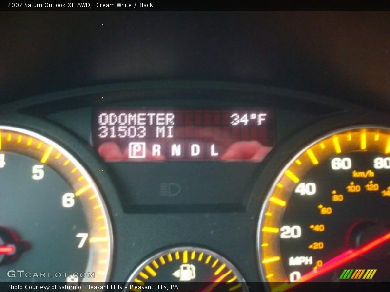 Cream White / Black 2007 Saturn Outlook XE AWD