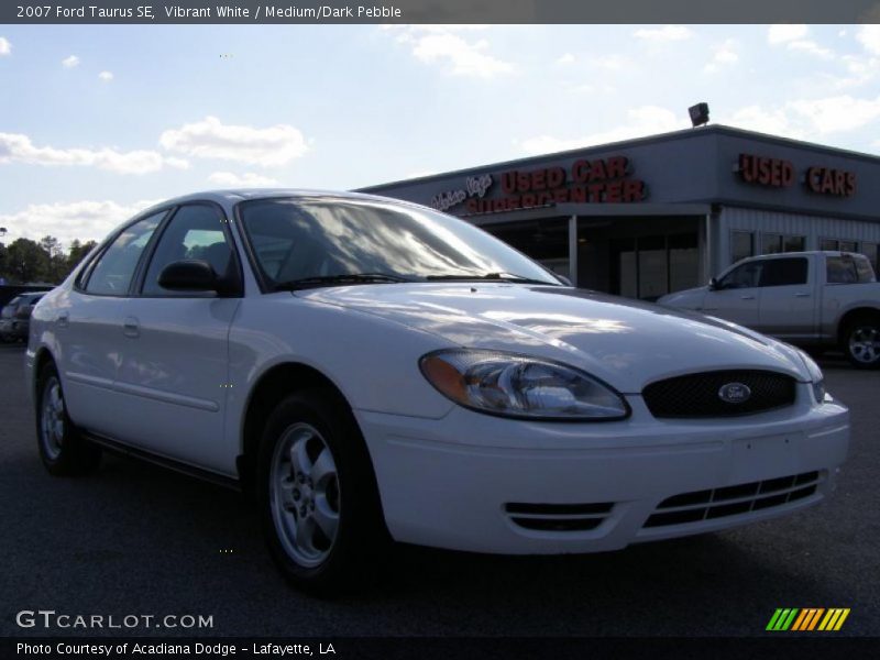 Vibrant White / Medium/Dark Pebble 2007 Ford Taurus SE