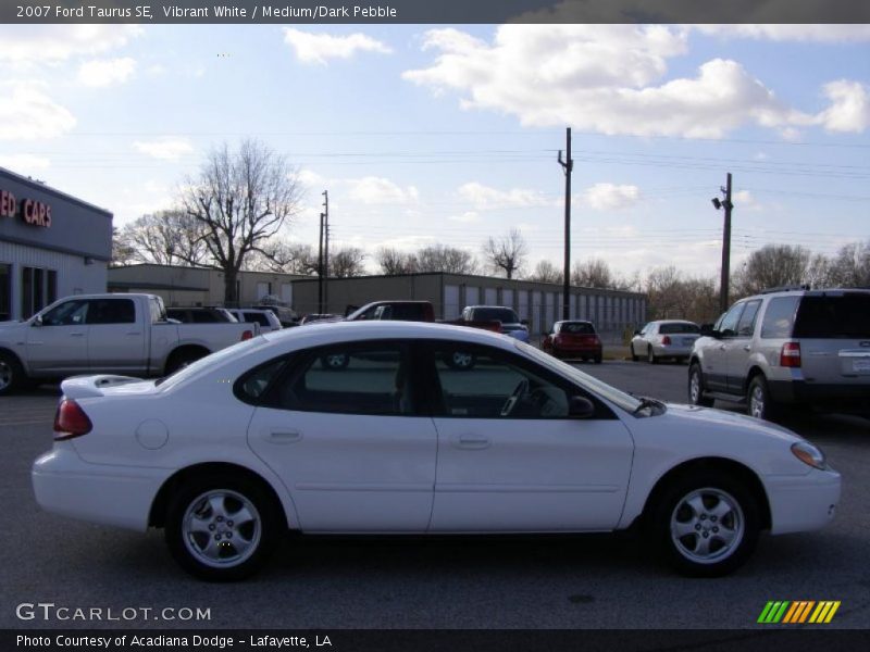 Vibrant White / Medium/Dark Pebble 2007 Ford Taurus SE
