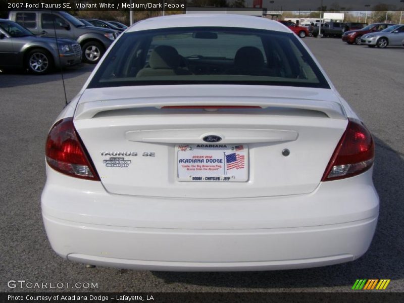 Vibrant White / Medium/Dark Pebble 2007 Ford Taurus SE