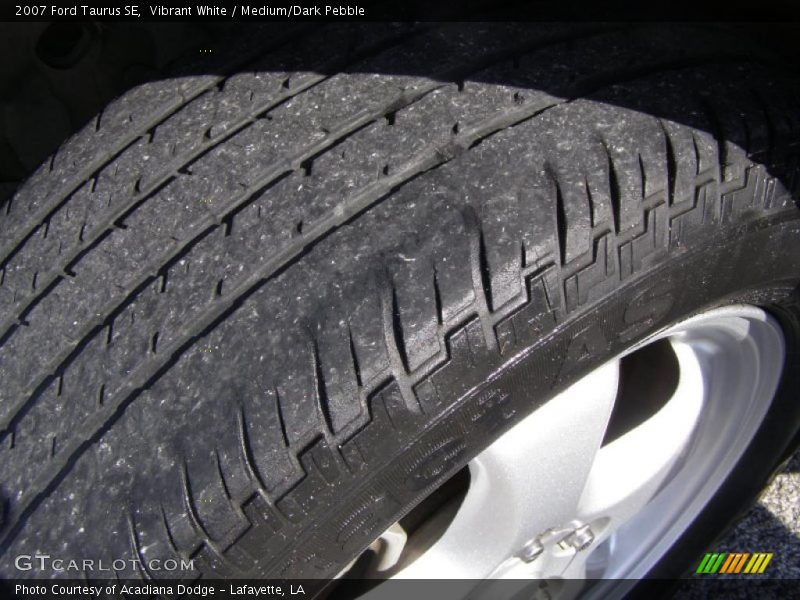 Vibrant White / Medium/Dark Pebble 2007 Ford Taurus SE