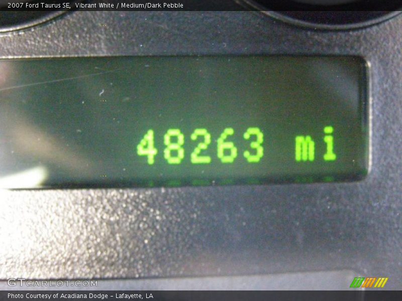 Vibrant White / Medium/Dark Pebble 2007 Ford Taurus SE