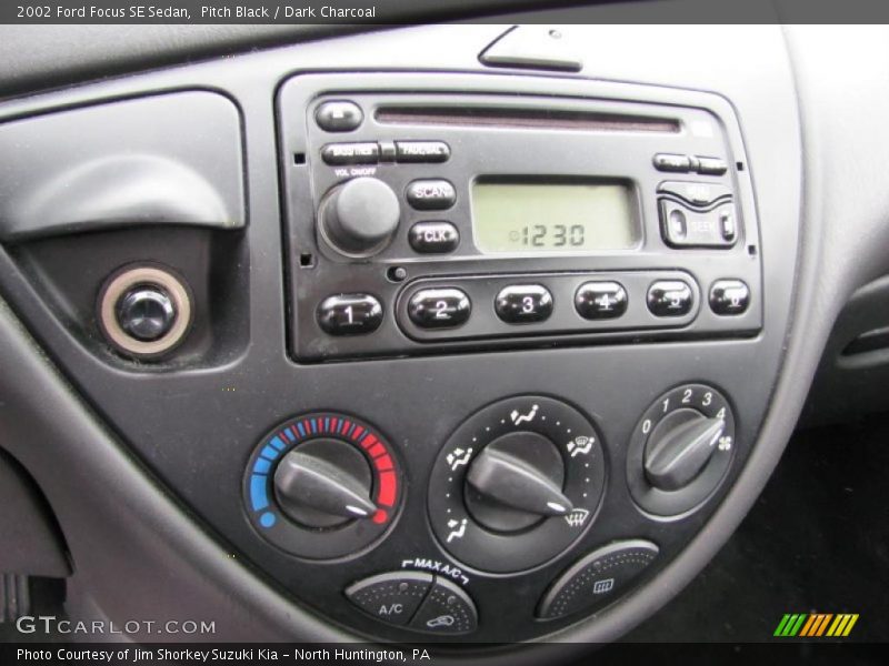 Pitch Black / Dark Charcoal 2002 Ford Focus SE Sedan