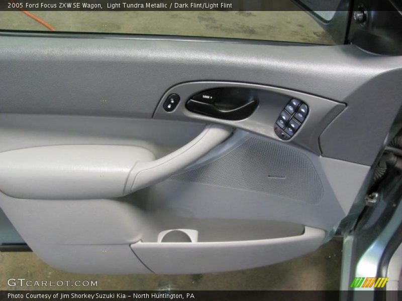 Light Tundra Metallic / Dark Flint/Light Flint 2005 Ford Focus ZXW SE Wagon