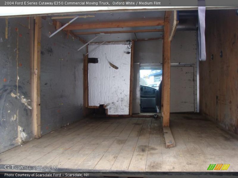 Oxford White / Medium Flint 2004 Ford E Series Cutaway E350 Commercial Moving Truck