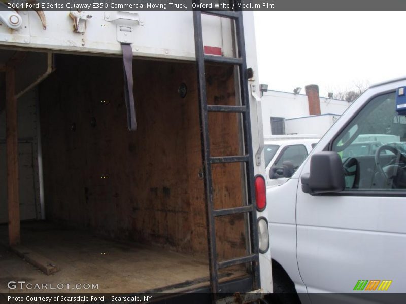 Oxford White / Medium Flint 2004 Ford E Series Cutaway E350 Commercial Moving Truck