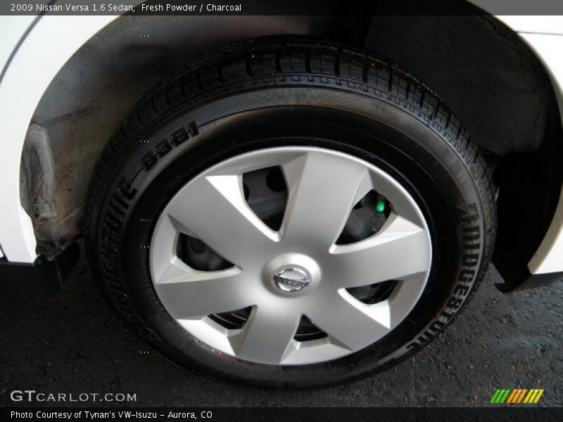 Fresh Powder / Charcoal 2009 Nissan Versa 1.6 Sedan