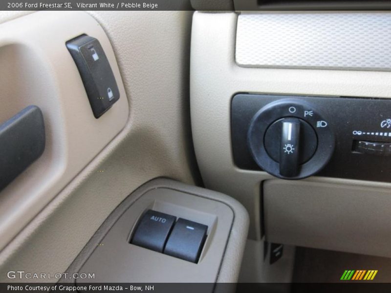 Vibrant White / Pebble Beige 2006 Ford Freestar SE