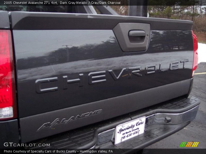 Dark Gray Metallic / Gray/Dark Charcoal 2005 Chevrolet Avalanche Z71 4x4