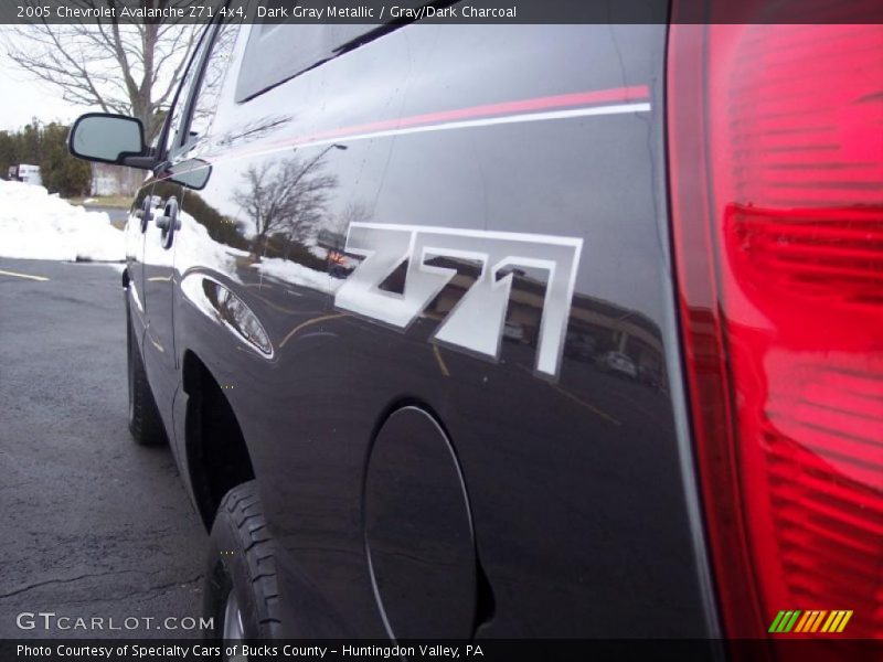 Dark Gray Metallic / Gray/Dark Charcoal 2005 Chevrolet Avalanche Z71 4x4