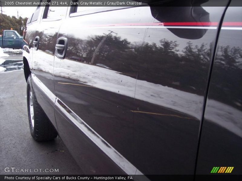 Dark Gray Metallic / Gray/Dark Charcoal 2005 Chevrolet Avalanche Z71 4x4