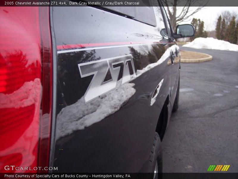Dark Gray Metallic / Gray/Dark Charcoal 2005 Chevrolet Avalanche Z71 4x4
