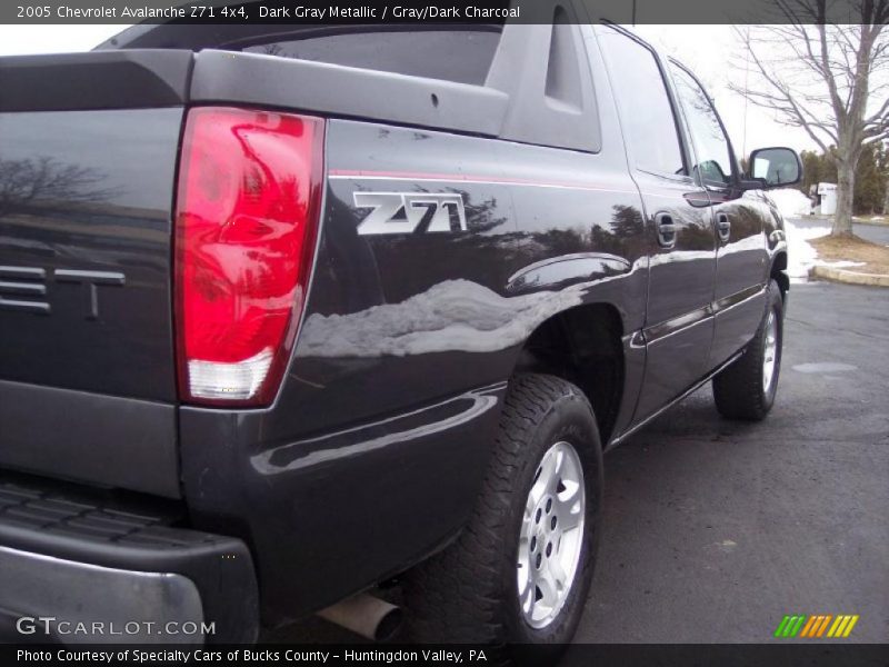 Dark Gray Metallic / Gray/Dark Charcoal 2005 Chevrolet Avalanche Z71 4x4