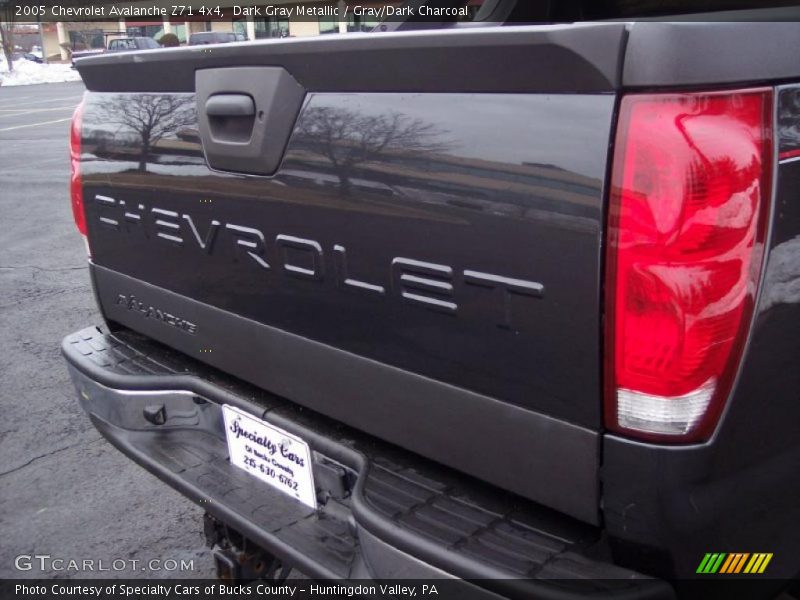 Dark Gray Metallic / Gray/Dark Charcoal 2005 Chevrolet Avalanche Z71 4x4