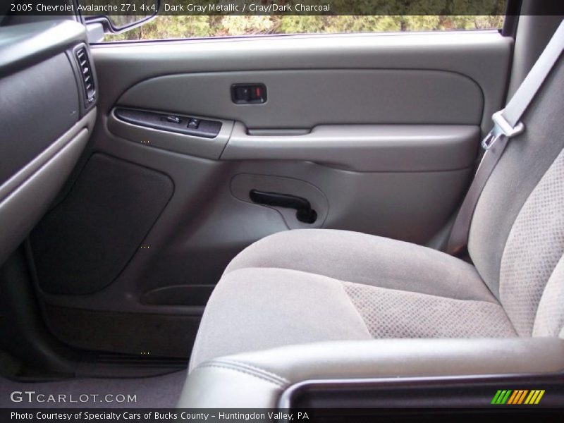 Dark Gray Metallic / Gray/Dark Charcoal 2005 Chevrolet Avalanche Z71 4x4